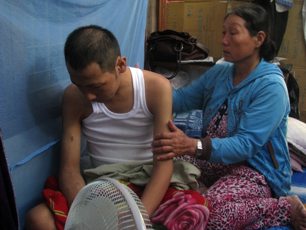 Vì sức khỏe không cho phép, bệnh nhân ở đây đều phải ở lại bệnh viện. Một năm, có người chỉ một, hai lần về quê  với gia đình.