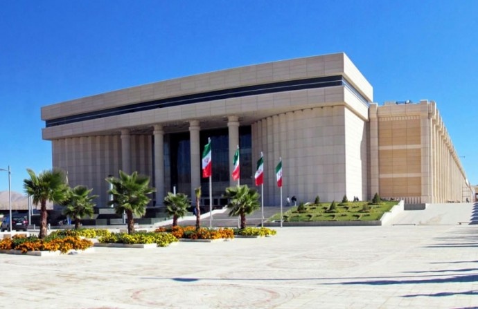 6. Persian Gulf Complex – Shiraz, Iran Diện tích: 450.000 mét vuông Khu phức hợp này bao gồm cả khách sạn quốc tế Burj Fars gồm 262 phòng với hồ bơi, sân tennis, sân bay trực thăng.  Trung tâm thương mại sở hữu công viên giải trí trong nhà và ngoài trời như bowling, trò chơi điện tử và một phòng bi-a.  Persian Gulf Complex cũng mang đến một rạp chiếu phim 240 chỗ ngồi.