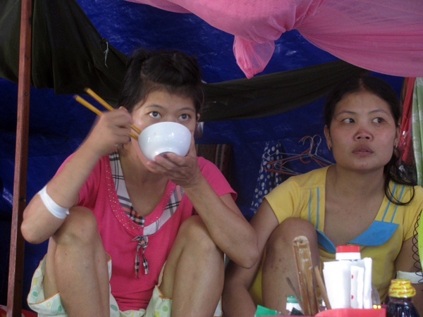 Đa phần bệnh nhân ở xóm chạy thận đều vào giai đoạn nặng nên cần có người nhà chăm sóc, cơm nước. 