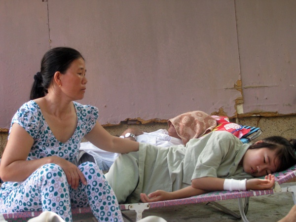 Những người neo đơn, không có người thân thì được mọi người trong xóm giúp đỡ khi cần.