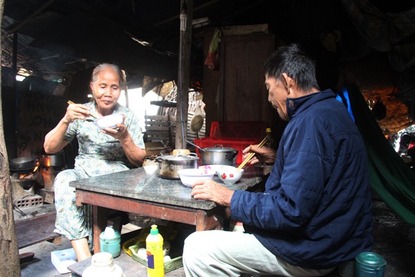 Bữa cơm trưa của vợ chồng bà Lê Thị Kiểu - ông Huỳnh Bá Duông. Bà Kiểu cho biết để có chút tiền mua mắm,  mua muối, sau mỗi giờ cơm bà lại loanh quanh các ngả đường gần bệnh viện lượm ve chai.