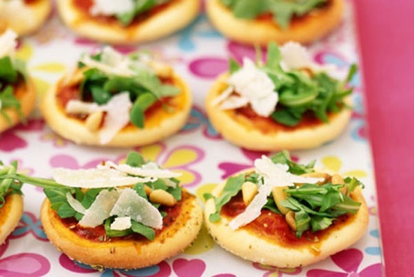 Mẹ hãy nhớ, trẻ rất thích những món ăn có sắc màu và mùi thơm. Nắm bắt tâm lý này, mẹ bỏ công một chút để gọt rau củ ngộ nghĩnh hoặc rưới nước sốt đẹp mắt thì bé nào cũng bị cuốn hút.