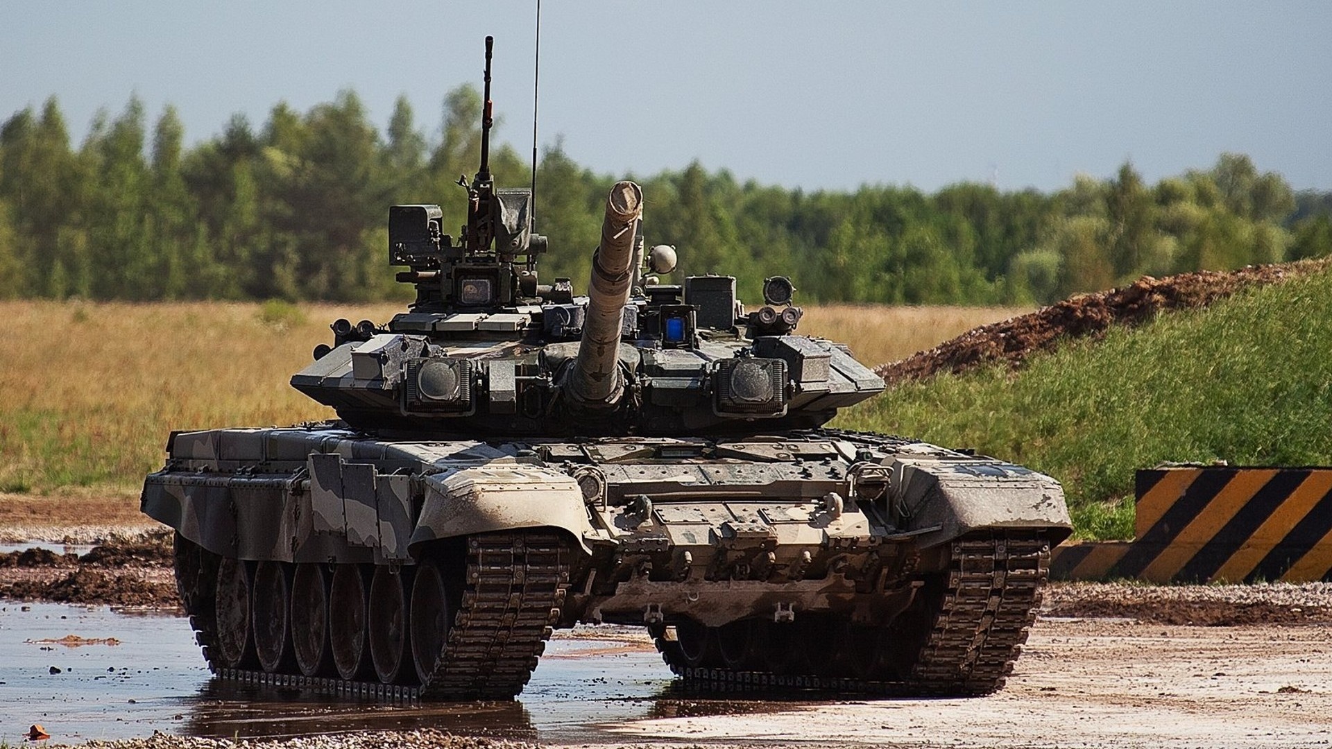 Tuy nhiên, do khối lượng thấp (47 tấn so với 61 tấn của M1 Abrams và 48 tấn của T-84), xe tăng T-90 vẫn đạt được tốc độ đáng kể, có thể ngang ngửa với 