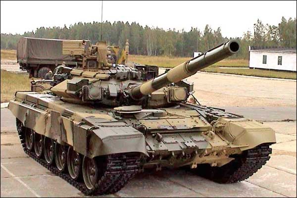Đồng thời trục lăn của T-90 rộng hơn T-72B nên nó chịu tải lớn hơn, và vòng sắt của T-90 có thể là loại xích hỗn hợp sắt-cao su hoặc xích sắt có khớp nối đều được.