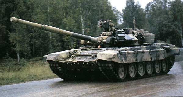 Có ít nhất ba biến thể khác nhau của T-90. Người Nga xác nhận sự tồn tại của một mẫu dành cho xuất khẩu vào tháng Sáu 1996 với các trang bị và động cơ đã bị biến đổi, và người Nga cũng đã chuẩn bị sản xuất hai kiểu T-90S (hay 