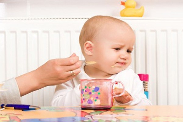 Ép trẻ ăn hết phần mẹ giao. Một đứa trẻ khỏe mạnh sẽ ăn khi lúc đói và ngừng khi chúng no. Đừng gây rối thói quen của bé bằng cách ép buộc bé ăn quá nhiều. Dạy cho trẻ cách điều chỉnh cơn đói và lấp đầy dạ dày với những thực phẩm lành mạnh.