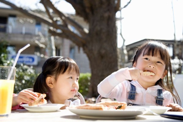 Nghiên cứu gần đây đã chỉ ra rằng tất cả trẻ em, bất kể tuổi tác, sẽ ăn nhiều hơn khi được phục vụ khẩu phần lớn hơn. phục vụ phần lớn hơn. Nói cách khác, càng đặt nhiều đồ ăn vào đĩa, chúng sẽ ăn càng nhiều bất kể chúng đang no.