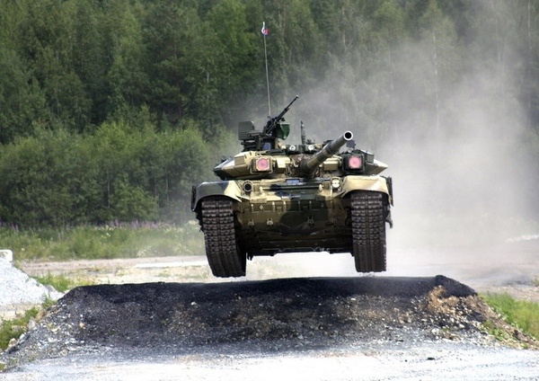  Tuy nhiên ngoài việc chỉ dùng cho xuất khẩu thì bộ quốc phòng Nga không quan tâm lắm đến loại T-90 này bởi họ đang có chương trình phát triển xe tăng Armata (T-99) hoàn toàn mới với các tính năng dựa nhiều trên mẫu thử nghiệm T-95 cùng hệ thống kéo đa chức năng có thể lắp ráp tùy theo yêu cầu sử dụng.