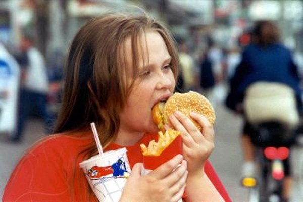 Cho con ăn vặt lai rai. Ăn vặt liên tục cả ngày sẽ khiến đứa trẻ không còn bị hấp dẫn bởi bữa trưa hay bữa tối nữa. Và nếu không đói, đứa trẻ cũng chẳng buồn thử món ăn mới mẹ làm, rau lại càng không. Trong trường hợp này, mẹ phải ngừng ngay việc ăn vặt của con ít nhất hai tiếng trước bữa ăn chính và không để trẻ ăn quá 3 bữa ăn nhẹ mỗi ngày.