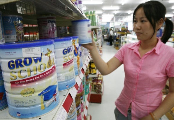 Bo truong Tai chinh: Gia sua cho tre em da giam 34% hinh anh