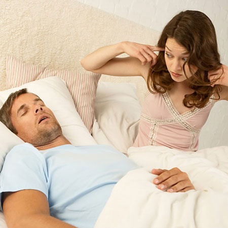 Bạn ngáy ngủ sẽ gây khó chịu cho người thân.