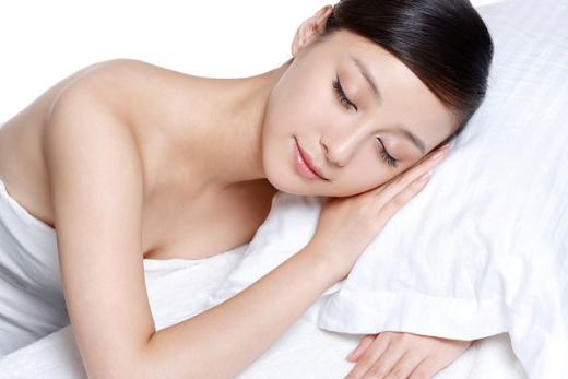 Nên nằm nghiêng và giữ cho đầu cao để dễ thở hơn, tránh ngáy ngủ.