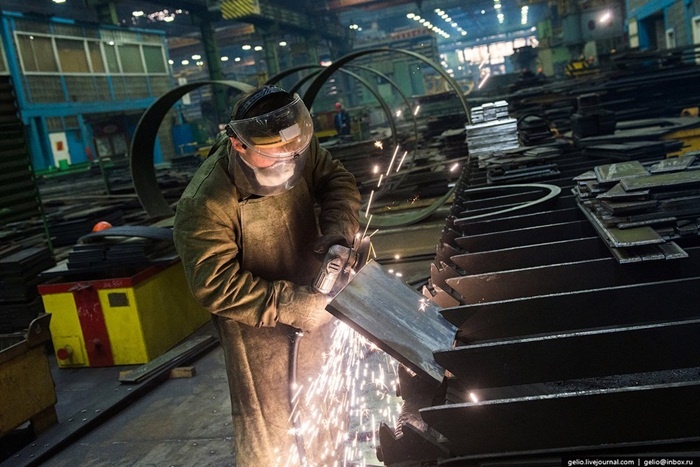 Công nhân bên trong xưởng đóng tàu ngầm của Nga.