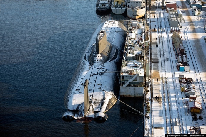 Ben trong xuong dong tau ngam bi mat cua Nga hinh anh