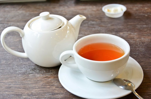 Hạ sốt  Hãy nhấp vài ngụm trà bồ đề. Các chất có trong trà này kích thích vùng não điều khiển thân nhiệt kiểm soát tốt hơn thân nhiệt của cơ thể người. Ngoài ra nó còn làm giãn mạch máu, tiết mồ hôi. Uống 3 hoặc 4 tách trà mỗi ngày, bạn sẽ thấy thân nhiệt giảm. Nếu bạn sốt quá cao, hãy tắm nhanh bằng nước ấm. Chính nước ấm này sẽ điều chỉnh thân nhiệt phù hợp với nhiệt độ của nước. Sau khi tắm xong hãy uống nước trà bồ đề để làm dịu cơn sốt.  Trà và những nguyên liệu từ nhà bếp như gừng, tỏi, giấm... có thể dùng để chữa một số bệnh thông thường như cảm cúm, sốt, đầy hơi...