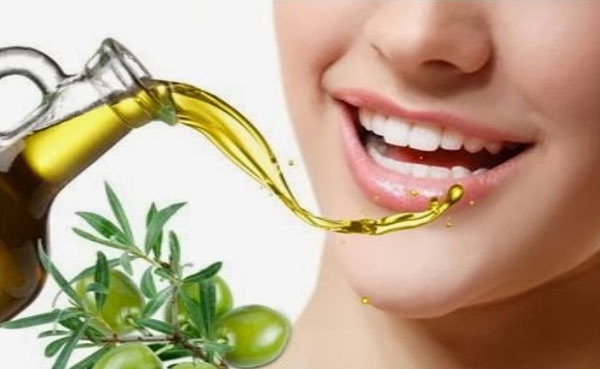 Làm mềm đôi môi nứt nẻ  Dầu ô liu có thể làm cho đôi môi nứt nẻ của bạn trở nên mềm mại. Trong dầu ô liu có chứa thành phần các chất chống ô xy hóa và giữ độ ẩm cho da. Sau vài ngày thoa dầu ô liu, bạn sẽ nhận thấy sự thay đổi. Bạn cũng có thể dùng dầu ô liu để thay thế kem chống nắng.