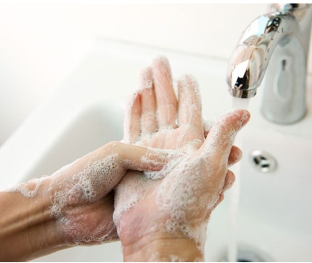 Rửa rat bằng nước và xà phòng là cách tốt nhất để vệ sinh tay.
