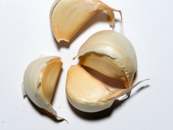Làm dịu cơn đau họng  Súc miệng hai lần mỗi ngày với nước tỏi (dùng nước ép tỏi pha với nước ấm). Thực hiện trong 3 ngày, bạn sẽ cảm thấy đỡ đau họng. Các nghiên cứu khoa học đã chứng minh: nước ép tỏi tươi có tính kháng khuẩn, thêm vào đó nước ấm có chức năng làm dịu mô viêm.