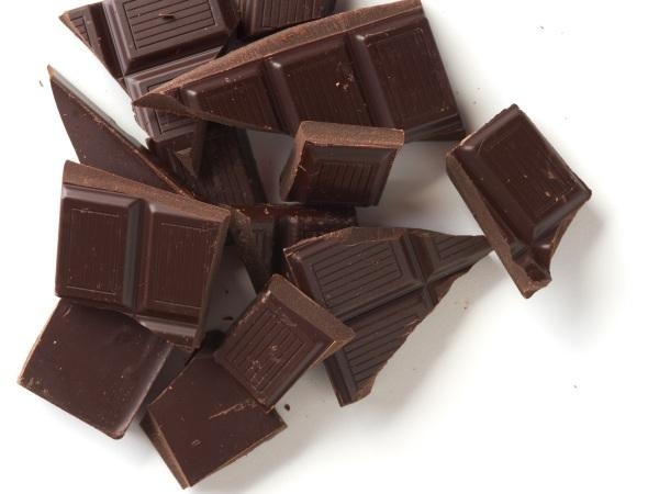 Giảm ho  Hãy ăn một hoặc hai miếng sô-cô-la đen. Các nhà nghiên cứu cho biết hợp chất theobromine có trong sô-cô-la đen mang lại hiệu quả trong việc kìm chế những cơn ho dai dẳng mà không lo bị tác dụng phụ. Ngoài ra, để làm dịu cơn ho khiến bạn mất ngủ vào ban đêm, hãy uống 2 muỗng mật ong 30 phút trước khi ngủ.  Bài thuốc này có thể được áp dụng cho trẻ em, tuy nhiên trẻ em dưới một tuổi không nên dùng mật ong. Các nghiên cứu cũng cho thấy mật ong khá hiệu quả trong việc chữa trị bệnh ho, ngoài ra còn giúp bạn có được giấc ngủ sâu.