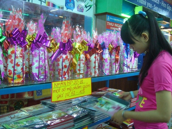 Qua tang 20/11: Hang binh dan gia duoi 300.000 dong len ngoi hinh anh