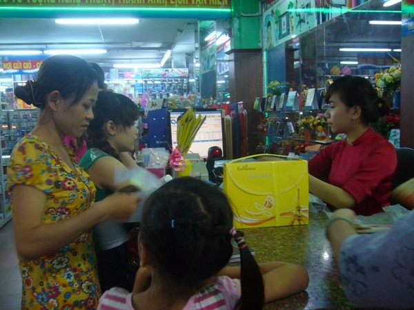 Chị Nguyễn Thị Bích Phượng (Q. 11) dẫn con gái 9 tuổi đi nhà sách và hai mẹ con nhanh chóng chọn một hộp quà với chai sữa tắm có giá gần 100.000đồng. Chị Phượng kể: “Lúc đầu con gái tôi thích tặng hoa tươi cho cô giáo, nhưng tôi nghĩ sữa tắm thiết thực hơn. Người này xài không hợp còn có người khác, chứ hoa mua rồi bỏ cũng phí”.