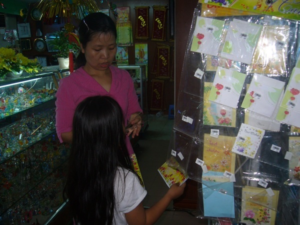 Tương tự, chị Nguyễn Thanh Thy- P. An Lạc, Q. Bình Tân- vừa là phụ huynh, vừa là cô giáo (dạy cấp III) cũng chọn bộ sản phẩm: dầu gội, sữa tắm, dầu xả với giá 230.000đ tặng cho cô giáo lớp 4 của con trai. Chị Thy chia sẻ “Ngày Nhà giáo năm nào tôi cũng nhận được hàng chục phần quà thế này của học sinh, tôi nghĩ nó không quá mang tính vật chất, nhưng cũng thiết thực nên tôi chọn nó làm quà tặng thầy cô cho con”.