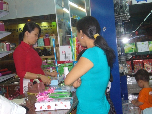 Phụ huynh, học sinh chọn quà tặng cho thầy cô.