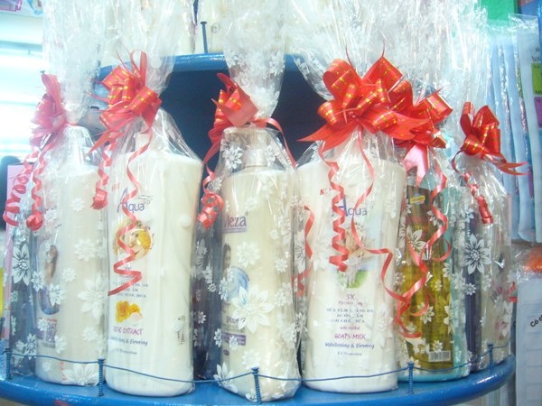 Phần lớn học sinh và phụ huynh khi chọn quà, đều “khống chế” mức trần từ 300.000đ trở xuống. Do đó, những sản phẩm trên rất vừa túi tiền, dù không chắc “đương sự” nhận quà có thấy phù hợp hay hài lòng?  Chị Phạm Huyền Trang- nhân viên cửa hàng quà tặng N.N. (Q.1) cho biết: “Thời điểm cuối năm, người dân có xu hướng thắt chặt chi tiêu nên lựa chọn quà bình dân là ưu tiên hàng đầu”.