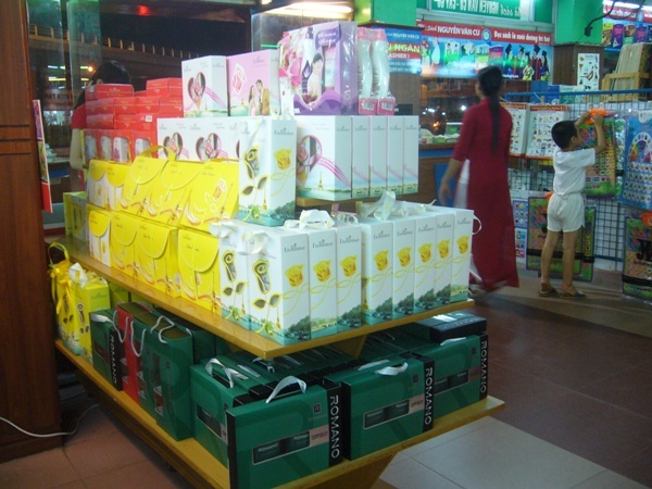 Nhiều loại mỹ phẩm, dầu gội, sữa tắm được bao gói cẩn thận, bắt mắt. 