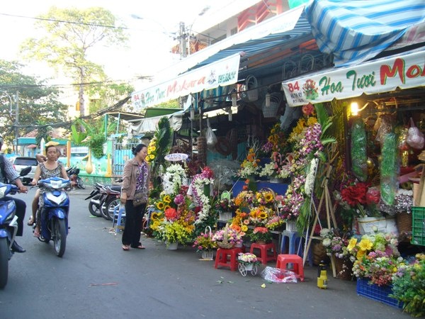 Tại chợ hoa Hồ Thị Kỷ (Q.10), chợ Đầm Sen (Q.11), hoa hồng tăng giá từ 30.000-50.000đồng/bó. Theo đó, hồng màu giá 100.000-150.000đồng/bó, hồng đỏ giá 180.000-200.000đồng/bó. Các loại hoa khác giá khá ổn định. Ly ly giá 70.000-100.000đồng/bó, lan Thái, màu tím trắng, giá dao động từ 60.000-75.000đồng/bó, cẩm chướng 30.000đồng/bó…