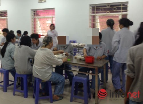 Bua com chan day nuoc mat cua nhung nguoi thich cuoi hinh anh