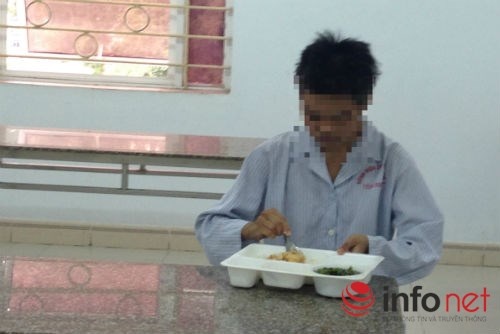 Bệnh nhân tự cầm kéo cắt dần tóc mình.