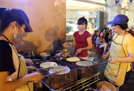 Bánh tráng được chế biến và nướng ngay tại chỗ.