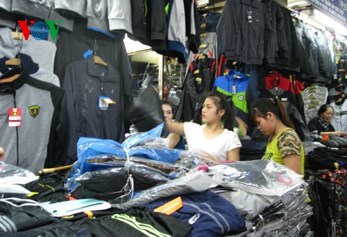 Một gian hàng trong Chợ Đồng Xuân.