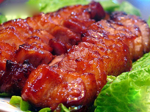 Thịt gần chín: Không nên đưa thịt gần chín vào gia nhiệt tiếp. Bởi lẽ thịt gần chín (thịt tái) vẫn còn vi khuẩn gây bệnh, cho dù có bảo quản trong tủ lạnh, vi khuẩn vẫn sinh sôi, dẫu có gia nhiệt bằng lò vi sóng cũng không diệt hết được vi khuẩn.
