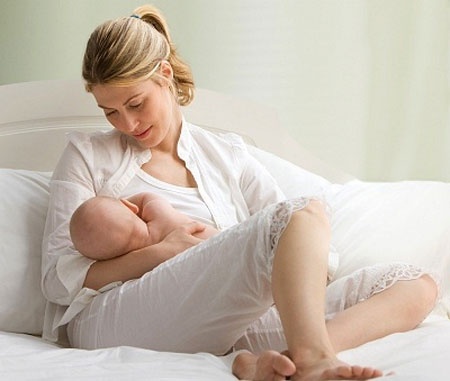 Sữa mẹ: Một lợi ích từ việc cho bé sử dụng sữa mẹ là khả năng cung cấp những chất kháng khuẩn rất hiệu quả.