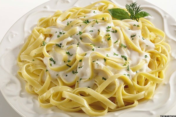  Món mì Pasta trắng: Một khẩu phần mì Pasta thường chỉ có nửa cốc mì ống, khiến bạn không thể no được. Một bữa ăn thường của bạn là phải gấp 8 lần số đó. Khi bạn nạp vào quá nhiều đường tinh chất, cơ thể bạn sẽ bị quá tải insulin làm giảm đường trong máu và khiến bạn có cảm giác đói hơn nữa.