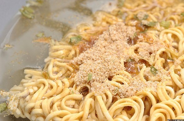 Bột ngọt: Chúng ta dùng rất nhiều bột ngọt. Theo những nghiên cứu, chất này làm tăng sự thèm ăn lên đến 40% và có thể là một trong những tác nhân then chốt của bệnh béo phì. Hơn nữa, tác động này có thể cộng gộp dần theo thời gian. Cho nên, càng dùng nhiều bột ngọt, bạn càng ăn nhiều.