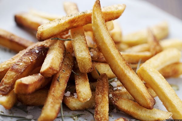  Khoai tây chiên: Một củ khoai tây chứa toàn carbohydrates dạng đơn có kích thước phân tử nhỏ mà cơ thể chúng ta hấp thu và chuyển hóa rất nhanh, nghĩa là lượng insulin sẽ tăng đột biến. Sự gia tăng insulin khiến đường trong máu giảm, tác động đến cảm giác đói và sinh lực, làm chúng ta cảm thấy mệt mỏi và muốn ăn nhiều hơn.