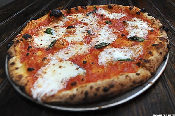 Pizza: Bánh Pizza thường được làm từ bột trắng nhào, dầu chưa bão hòa, pho mát chế biến, và chất phụ gia bảo quản. Những thành phần này khiến đường trong máu giảm, sinh ra hoocmon kích thích phần điều tiết cảm giác đói của não bộ.