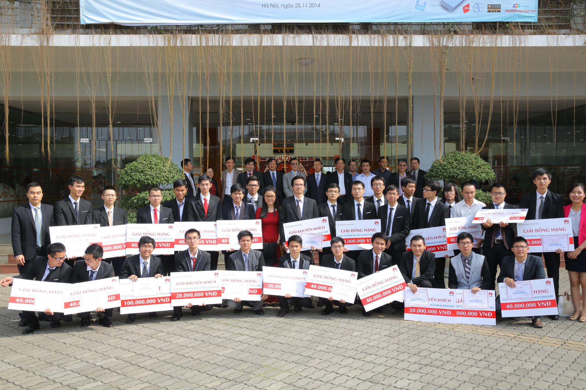 Ban do xe bus dat giai nhat cuoc thi ung dung di dong 2013 hinh anh