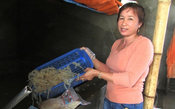 Thanh ty phu nho con sua bien hinh anh