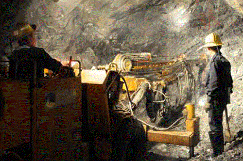 Hình ảnh khai thác quặng tại mỏ vàng Phước Sơn.