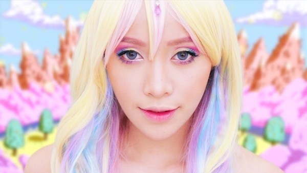 Cô luôn thể hiện tài năng sáng tạo và biến hóa không ngừng qua từng phong cách trang điểm.