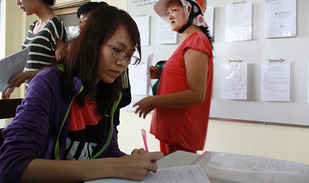 Chị Bùi Thị Bích Chương làm hồ sơ xác nhận chỗ ở và điều kiện nhà ở tại Công an P.25, Q.Bình Thạnh vào sáng 25-11.