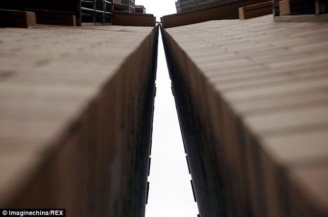 Hai tòa nhà trên là nhà tái định cư được xây cách đây hai năm.