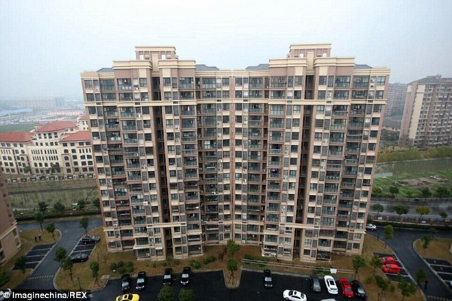 Ông Qin Lijun đã phát hiện ra mái của hai tòa nhà đã chạm nhau khi lên sân thượng để hút thuốc. 