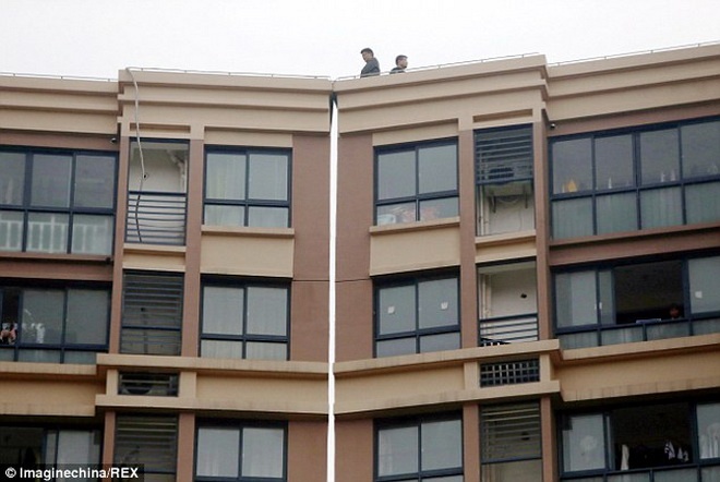 Nhiều người dân tỏ ra vô cùng lo lắng và chuyển đến nhà người thân để ở tạm. 