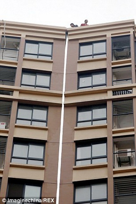 Nhiều người lo ngại tòa nhà có thể đổ sụp bất cứ lúc nào. 