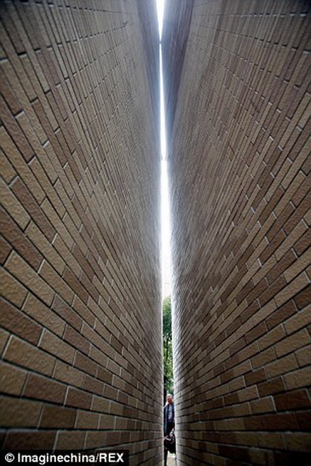  Khe hở giữa hai tòa nhà ngày càng bé lại.